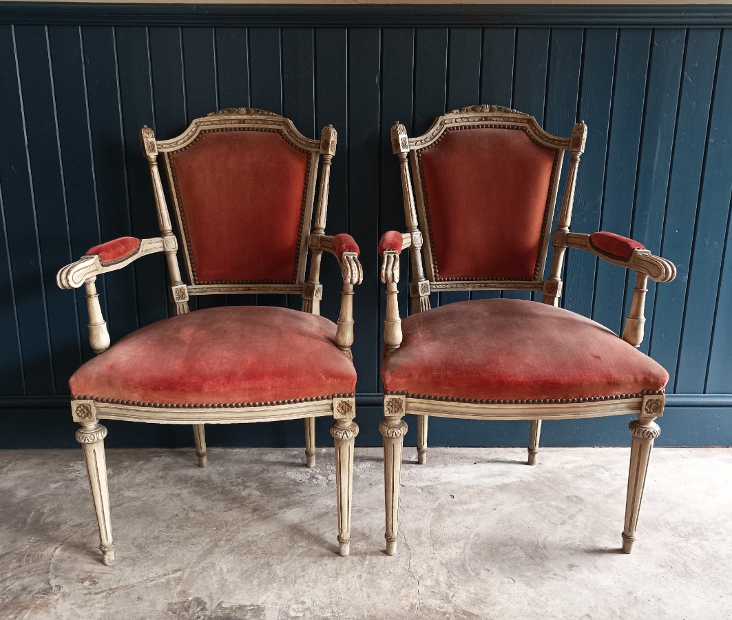 Pair of French Painted Bergère Dining Arm Chairs. (3).jpg